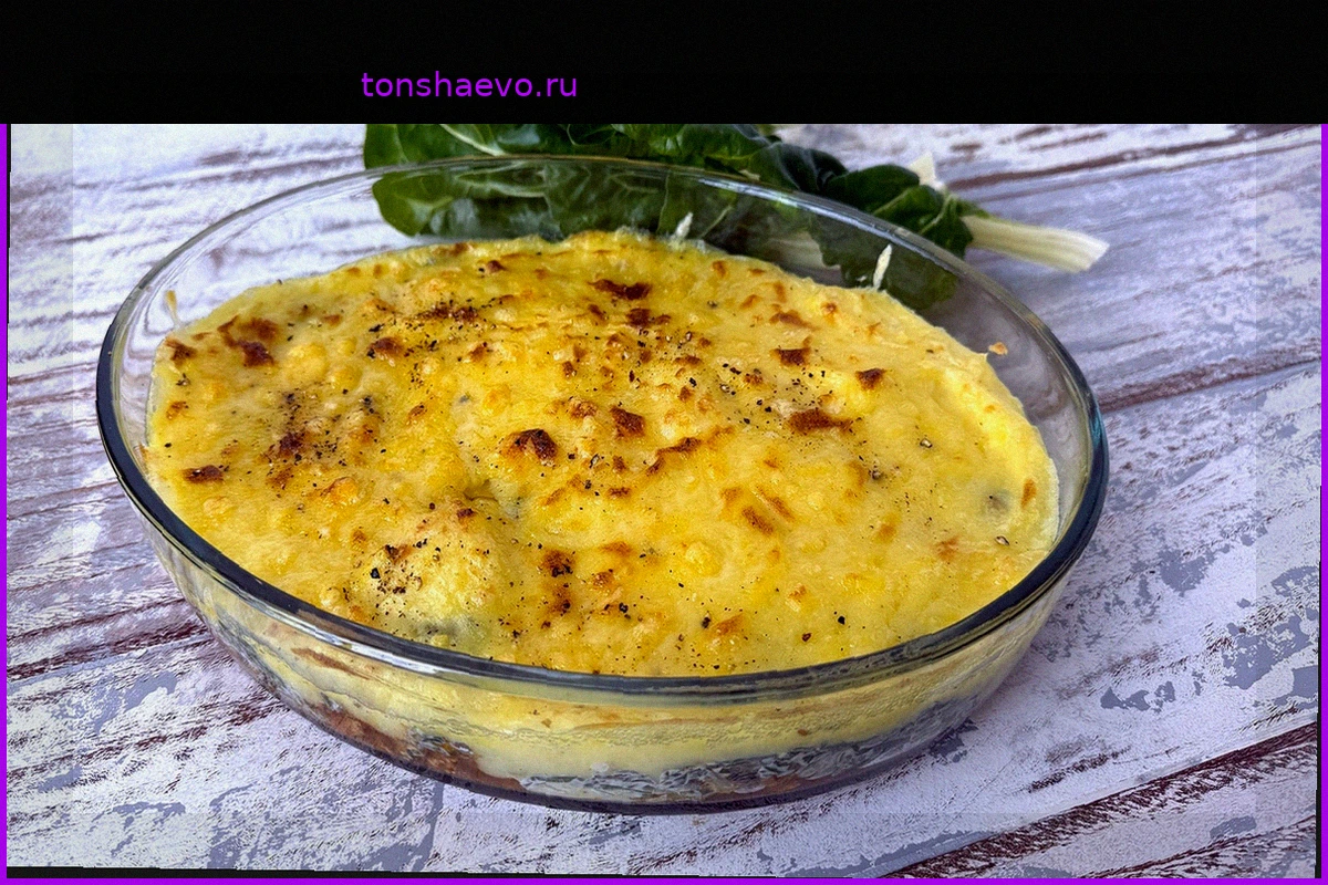Запеканка из мангольда с фаршем и картофельной шапкой