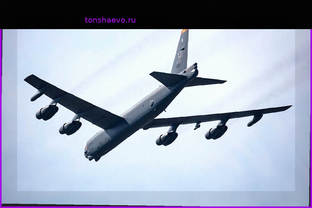 CNN: Восемь человек погибли при крушении бомбардировщика B-52 в США